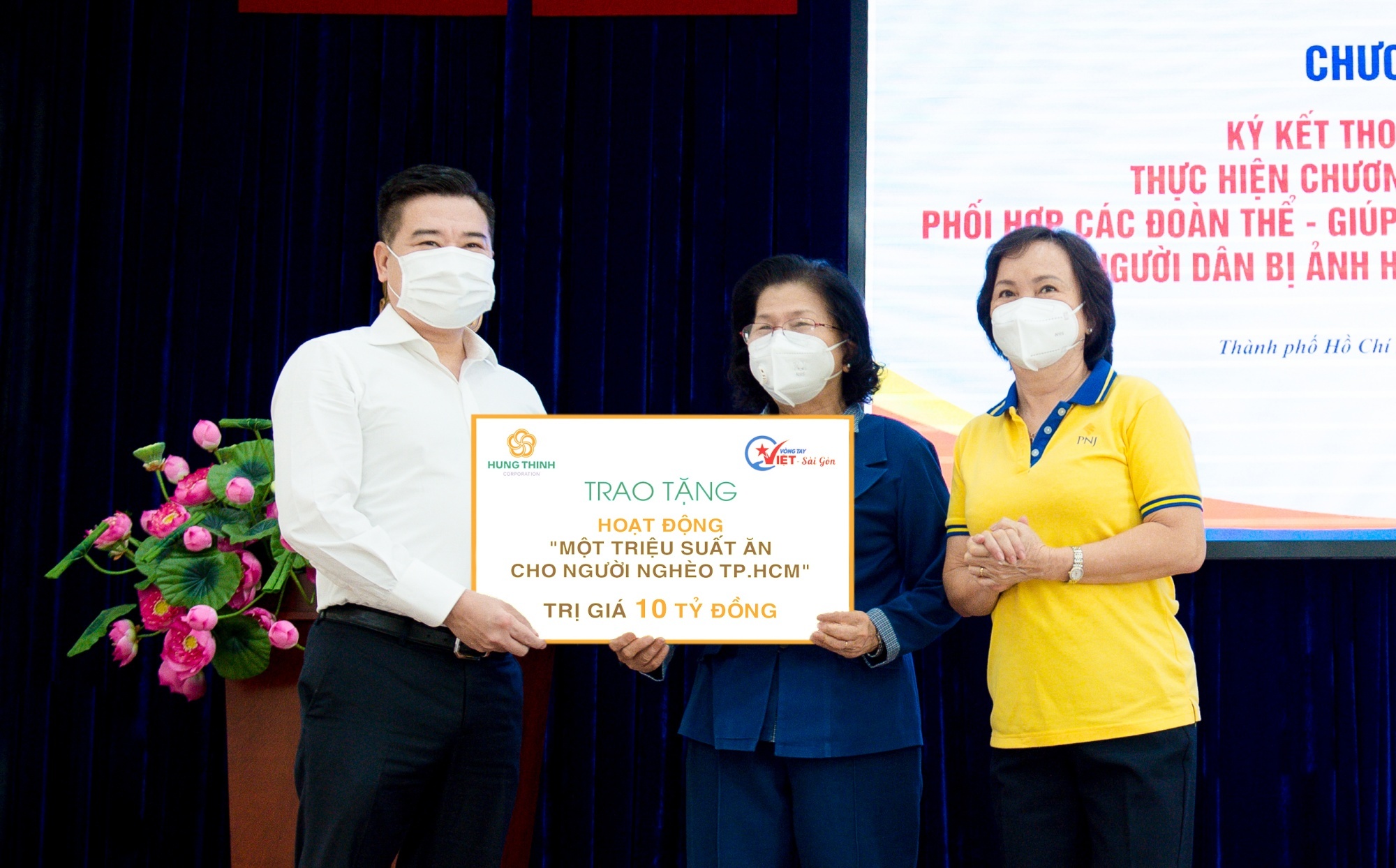 Hung Thinh tiep tuc gop 10 ty dong de tang suat an cho nguoi ngheo hinh anh