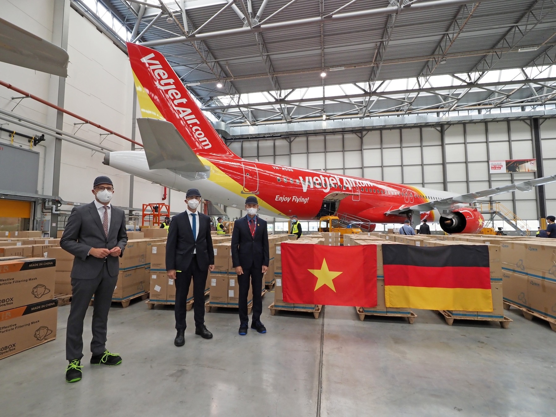 May bay Vietjet van chuyen thiet bi y te tu Duc ve Viet Nam hinh anh