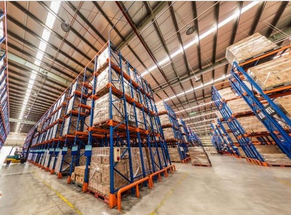 Tham quan nha may truc tuyen trong boi canh gian cach hinh anh