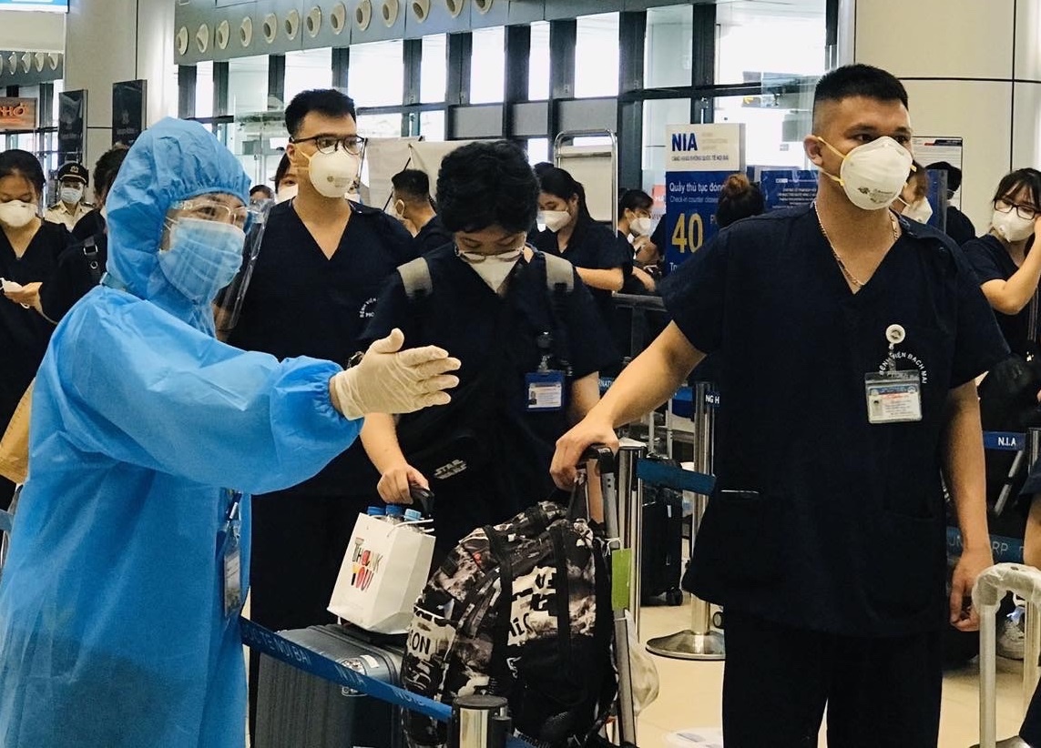 Sinh vien Cao dang Y te Bach Mai vao Nam ho tro chong dich hinh anh