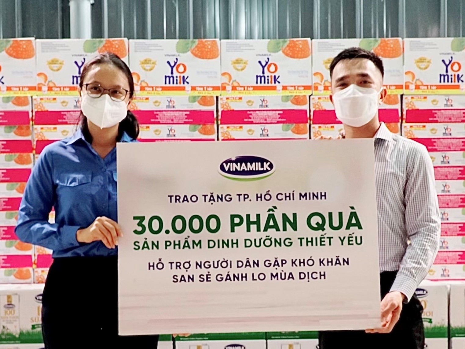 Vinamilk trao 'qua suc khoe', cung cong dong vuot qua dai dich hinh anh