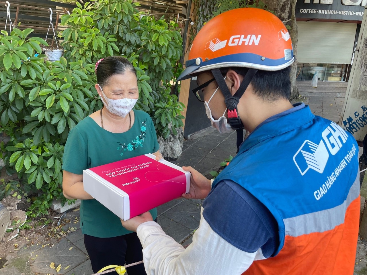 Quan tam day lui Covid,  MB Ageas Life anh 2