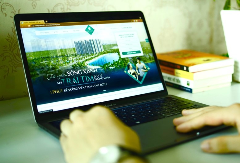 Nam MC ke chuyen 'san nha' online thoi dich hinh anh