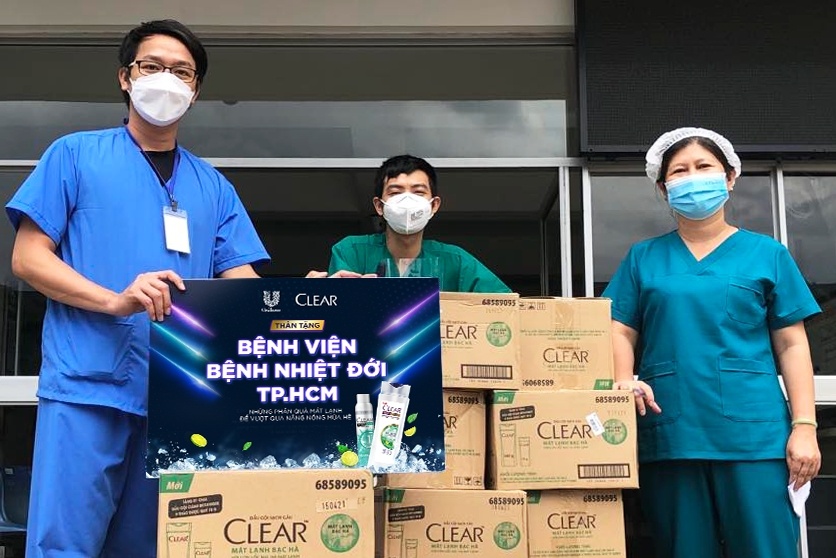 Hang nghin qua tang gui den nhung 'chien binh' thoi dich hinh anh