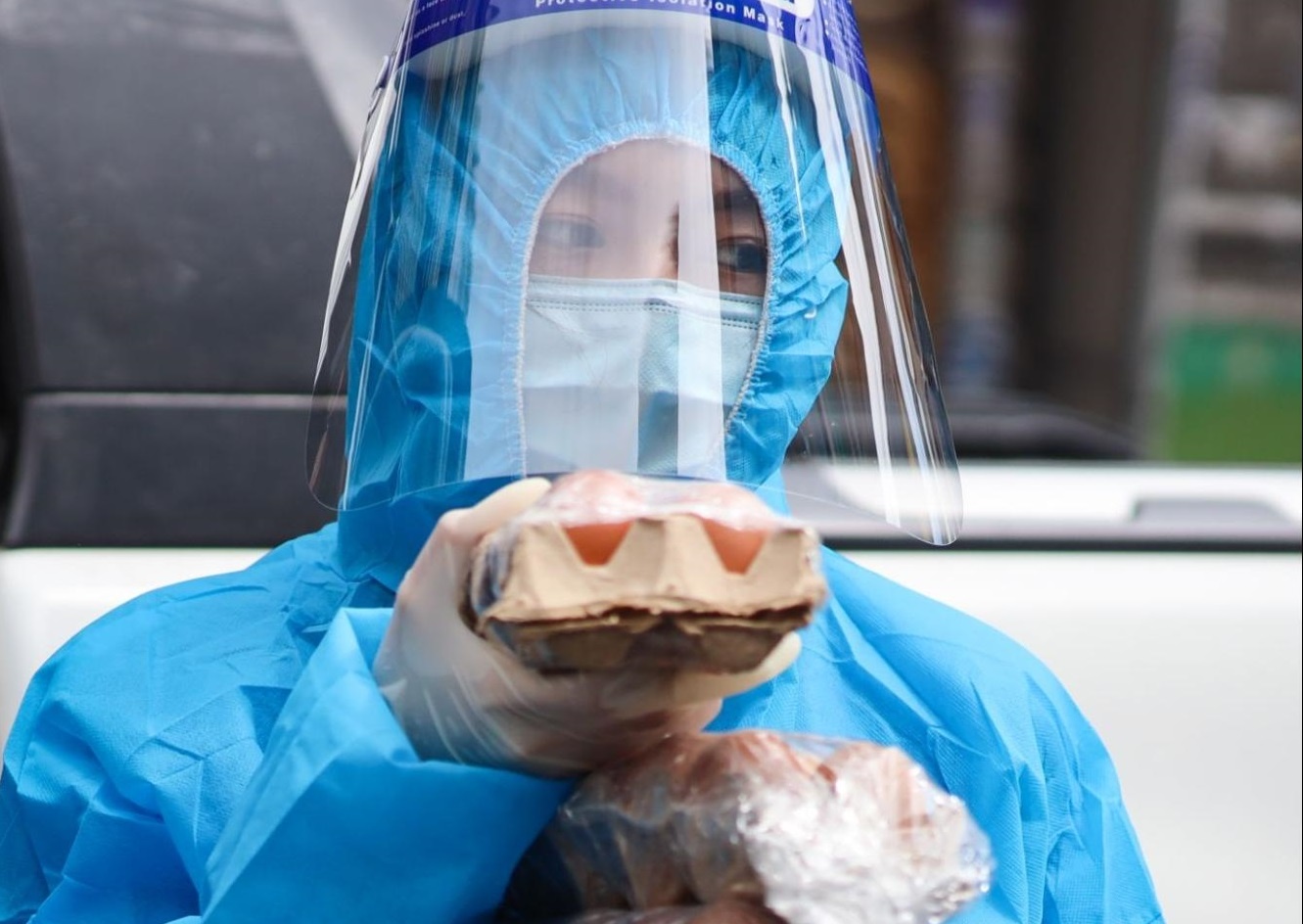 Sao Viet tu tay goi qua, cho nhu yeu pham cho nguoi dan tam dich hinh anh