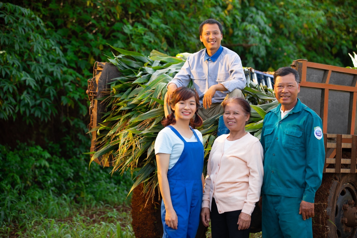 Co Gai Ha Lan,  ung dung cham soc bo sua anh 4