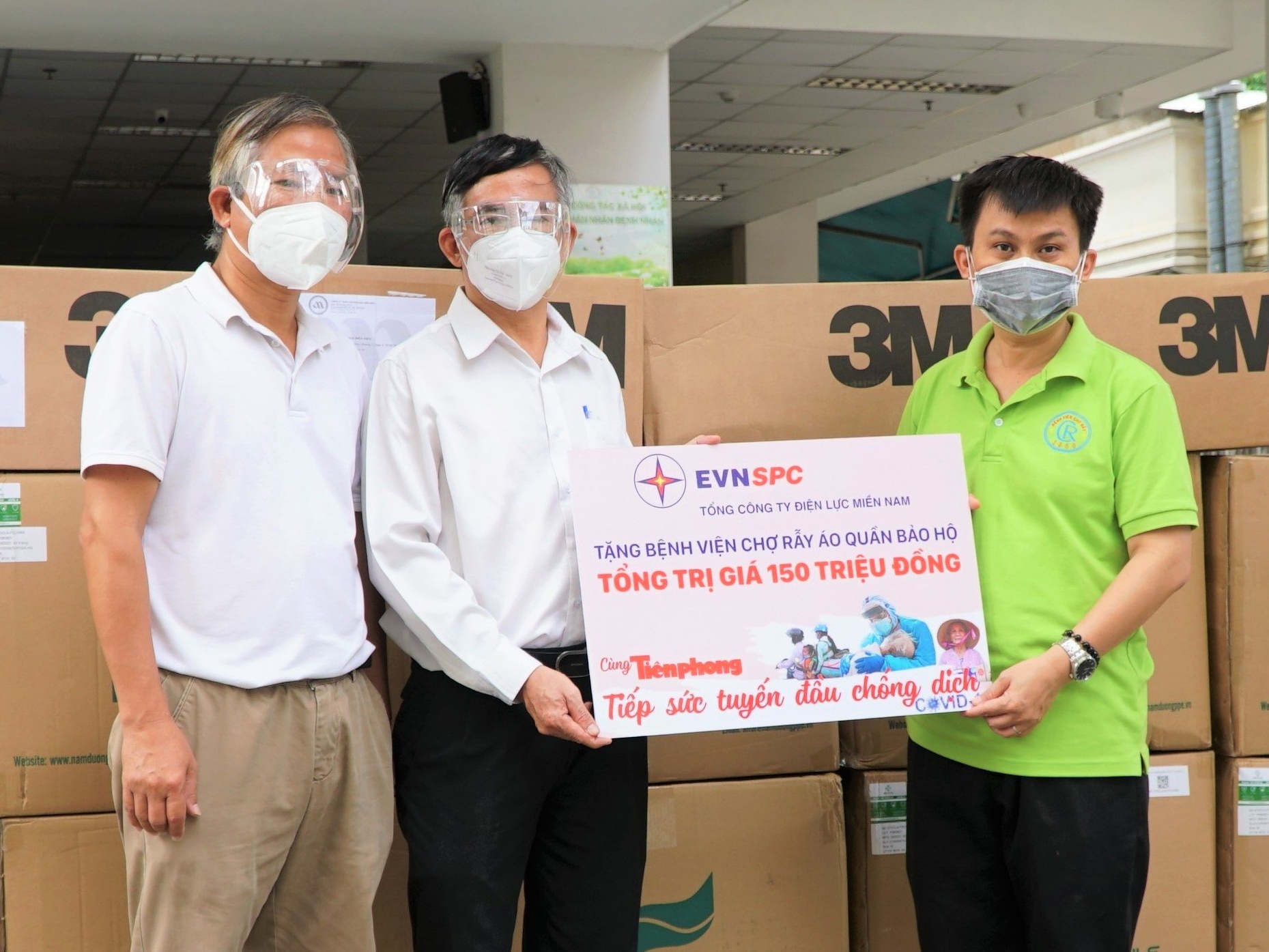 Trao tang luong lon vat tu y te, may tinh cho hai benh vien tuyen cuoi hinh anh