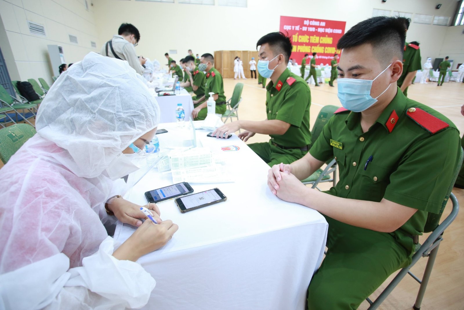 Gan 1.000 can bo, chien si cong an ho tro cac tinh phia Nam chong dich hinh anh