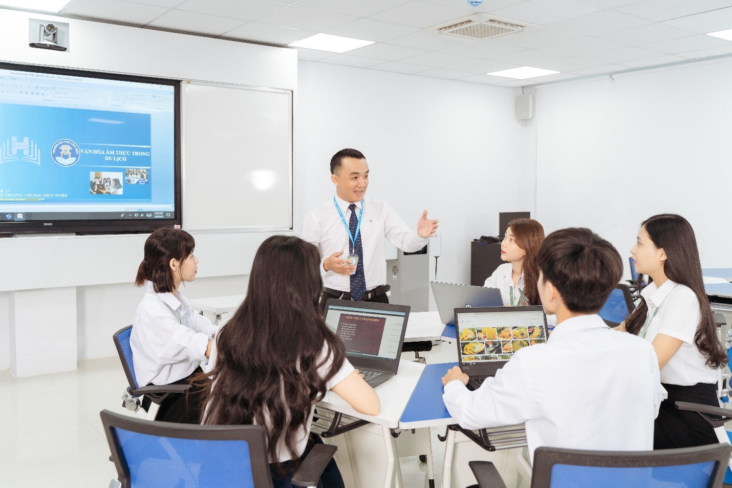 Dai hoc Van Hien,  mien hoc phi anh 2