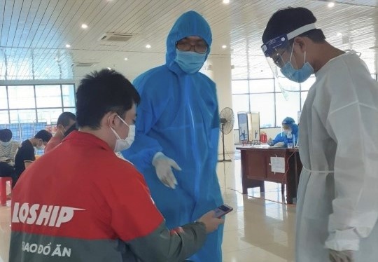 Shipper Loship duoc tiem vaccine Covid-19, hoat dong lai o Da Nang hinh anh