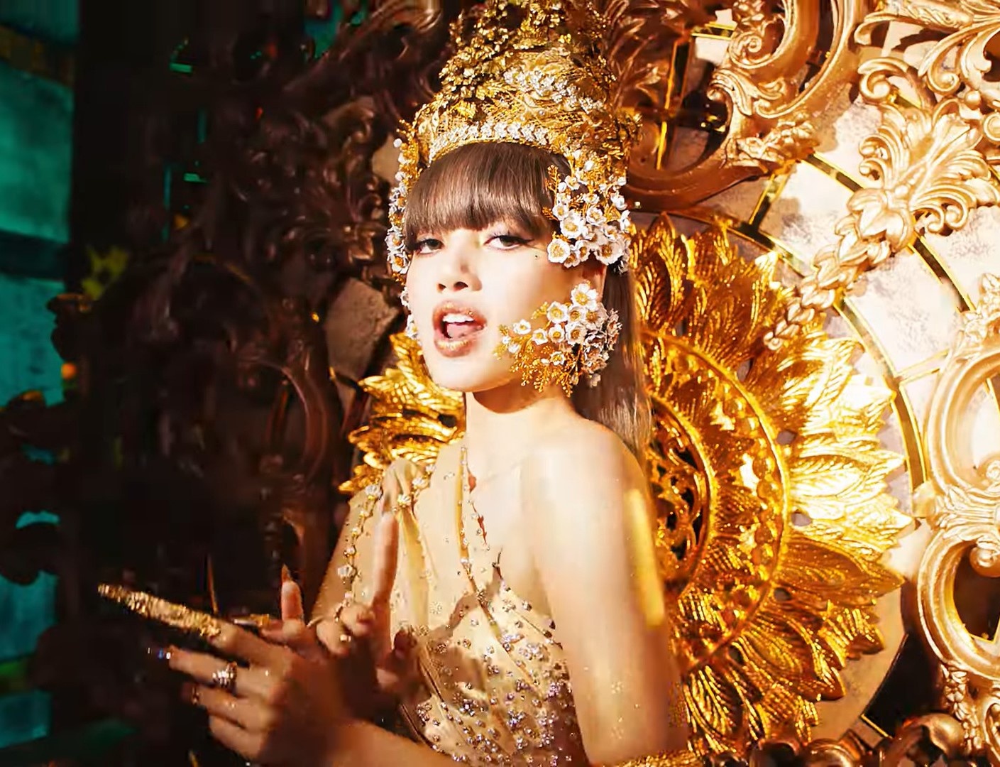 Lisa BlackPink dua van hoa Thai Lan vao san pham solo hinh anh