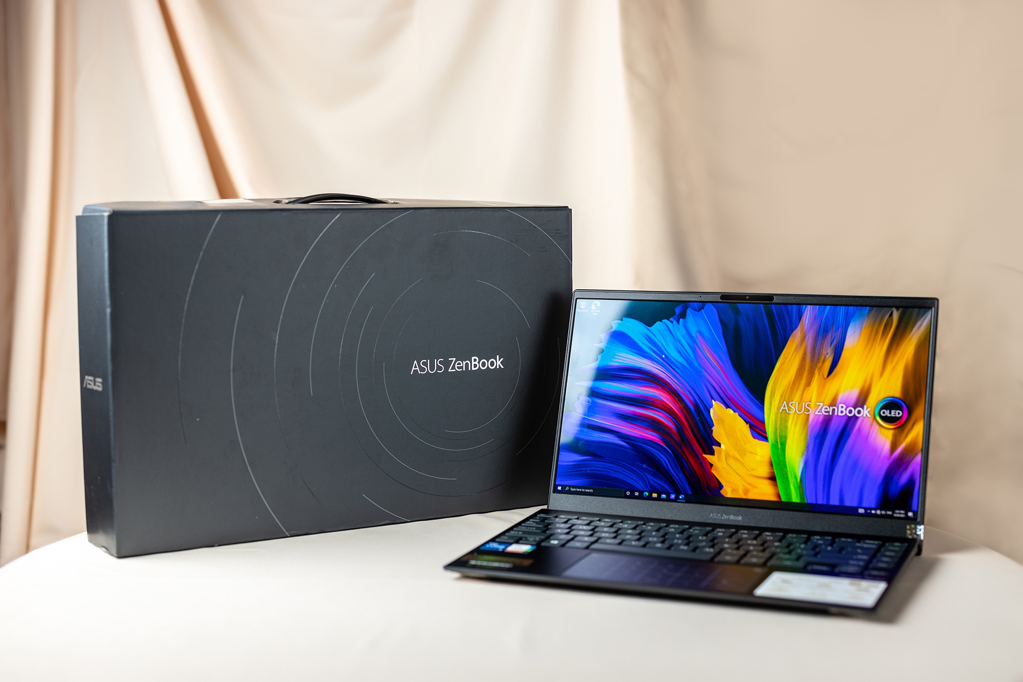 Asus,  laptop OLED anh 7