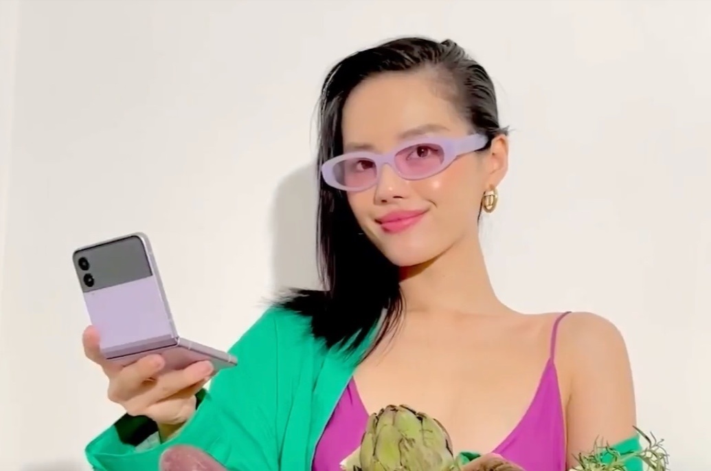 Chau Bui, Khanh Linh lam moi phong cach voi smartphone 'dinh trend' hinh anh