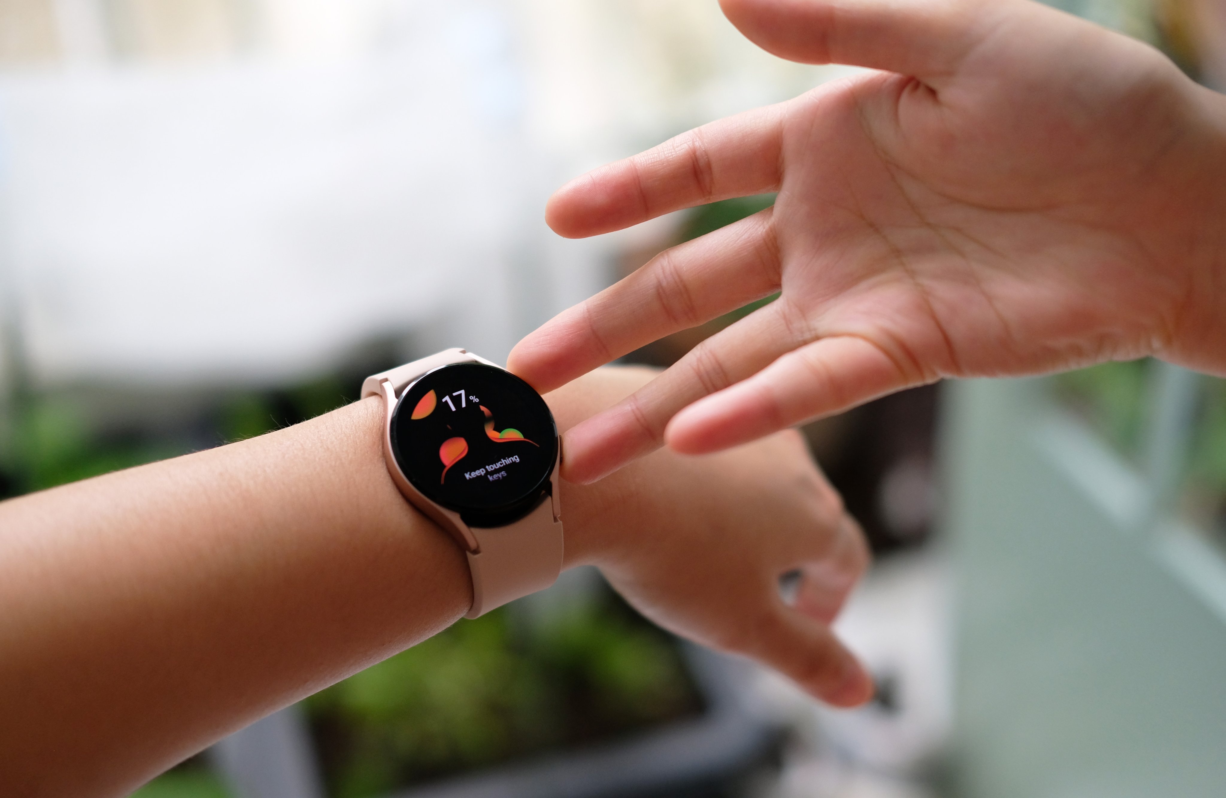 Galaxy Buds2,  Galaxy Watch4 anh 1