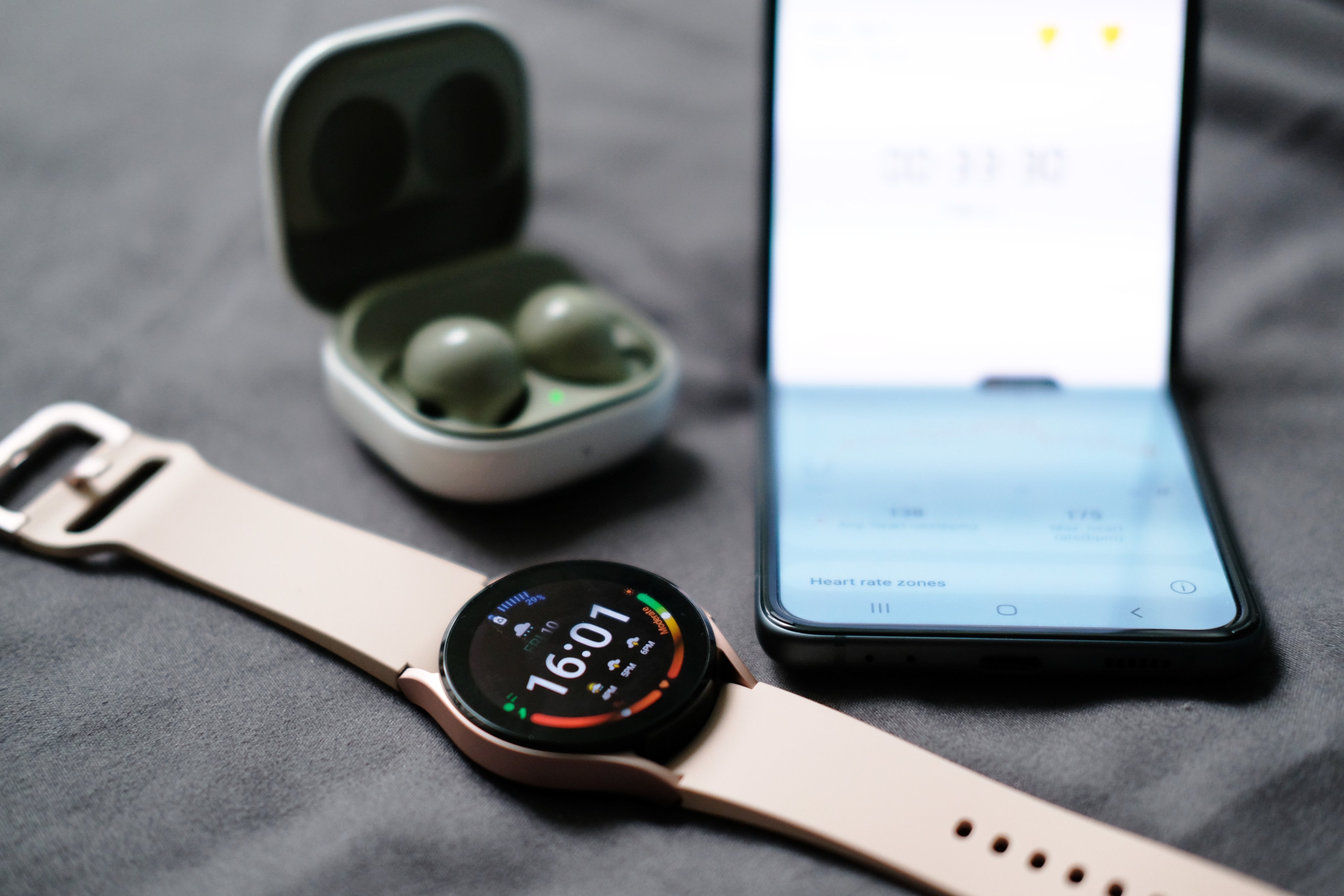 Galaxy Buds2,  Galaxy Watch4 anh 3