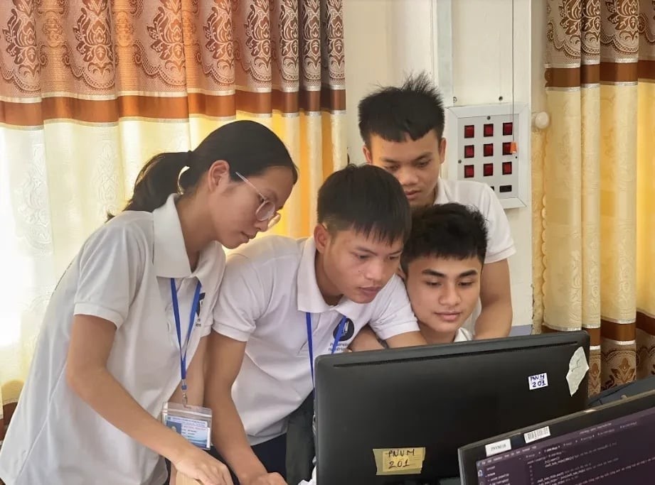 Chien dich 'Tap the thao - trao laptop' ho tro sinh vien kho khan hinh anh