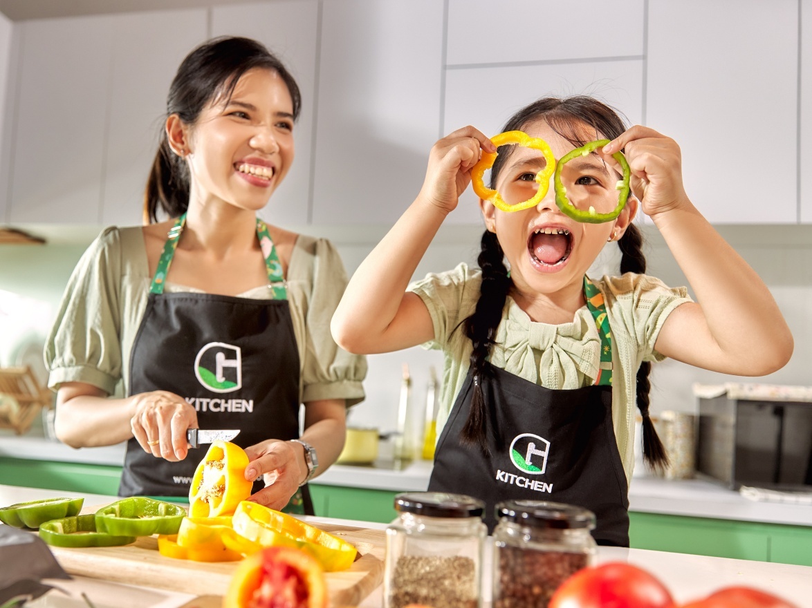 Me va be tiep suc cong dong mua dich tu bep nha hinh anh