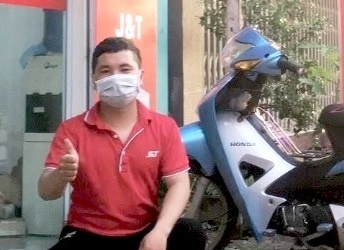 Shipper J&T Express vuot kho giao hang cho khach hinh anh