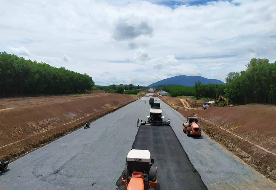 Cao toc Dau Giay - Phan Thiet dam bao tien do, La Gi huong loi hinh anh