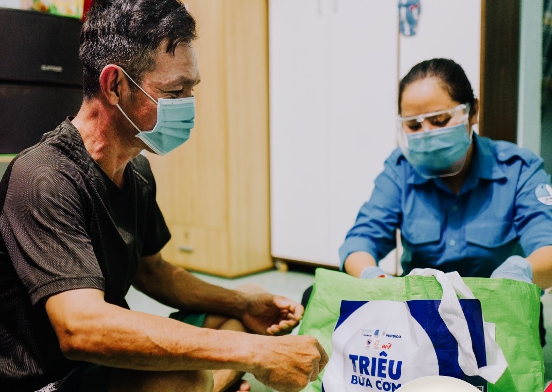 Suntory PepsiCo ho tro tuyen dau va nguoi dan gan 2 trieu san pham hinh anh