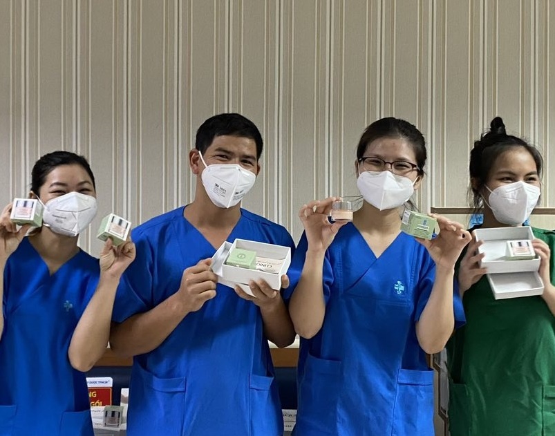 Clinique tang luc luong y te 1.000 san pham duong da hinh anh