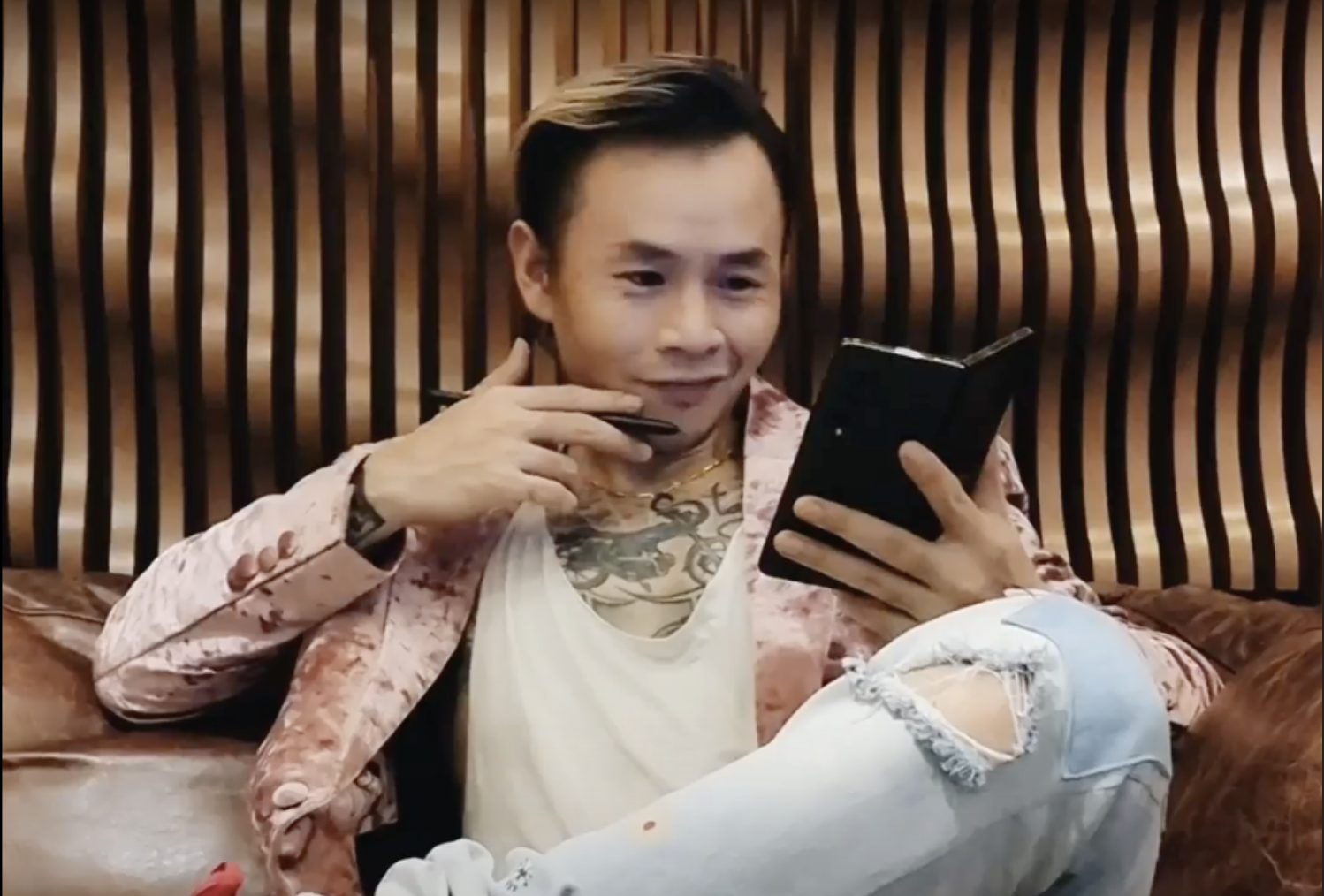 Binz tro tai lam nhac ngau hung trong thoi gian gian cach hinh anh