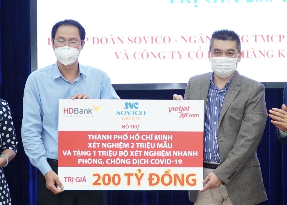 Sovico trao 200 ty dong ho tro cong tac xet nghiem cua TP.HCM hinh anh