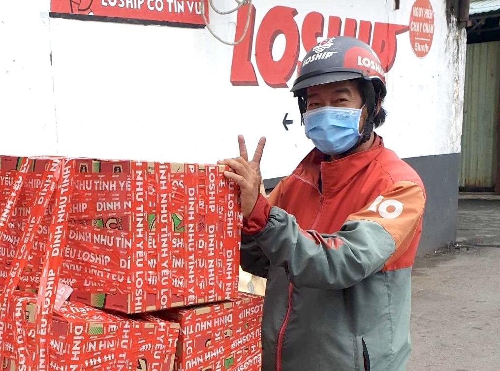 Shipper Loship no luc giao nhu yeu pham cho nguoi dan hinh anh