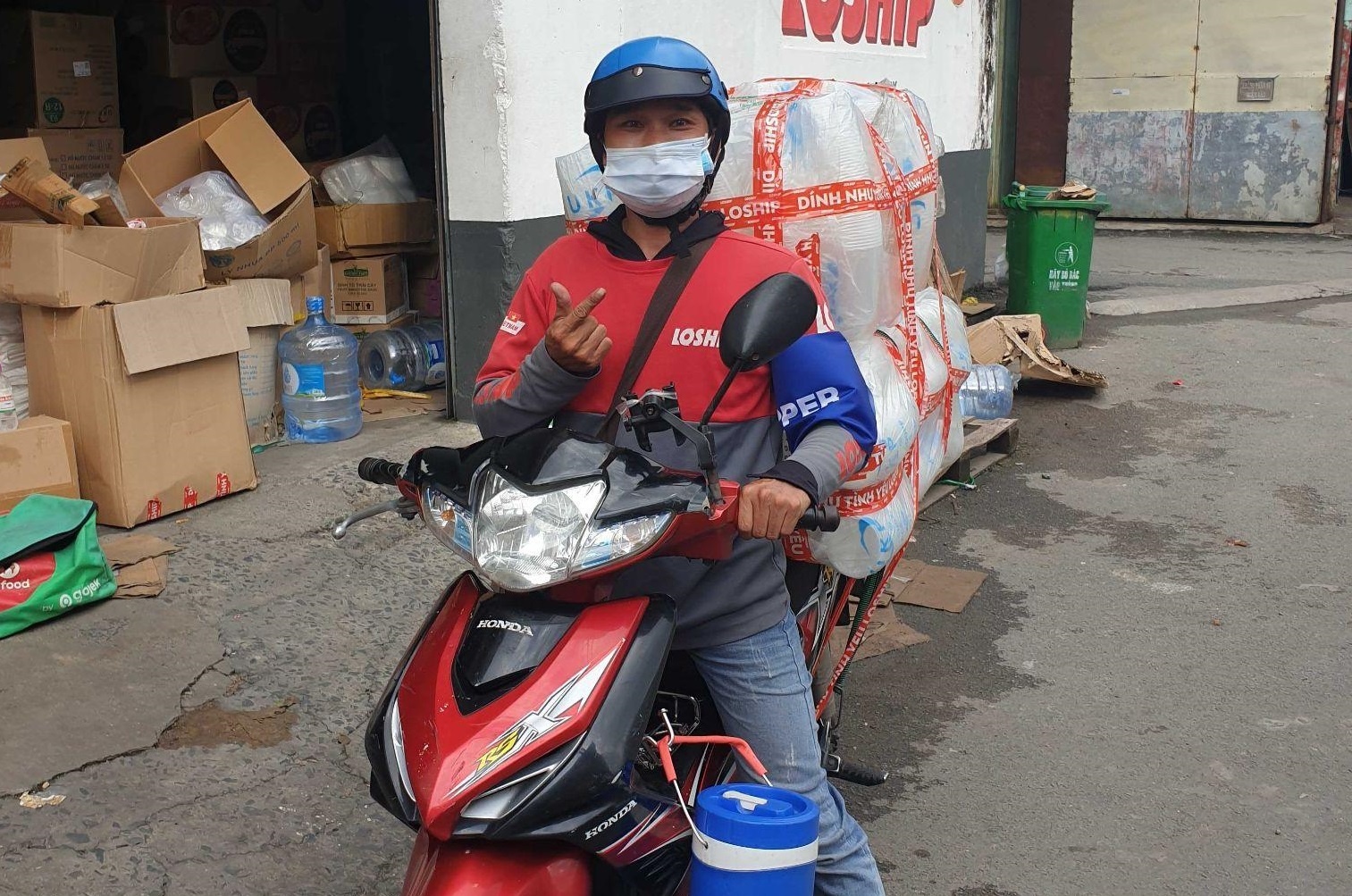 Shipper Loship,  giao hang anh 3