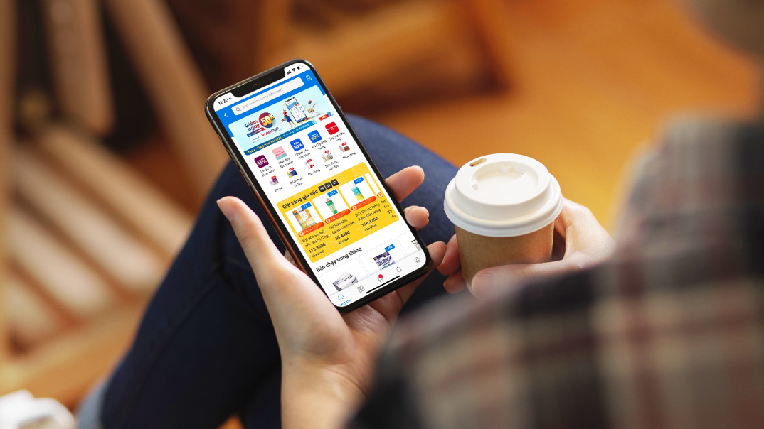 Gioi tre toi uu chi tieu nho 'san sale' tren vi dien tu hinh anh