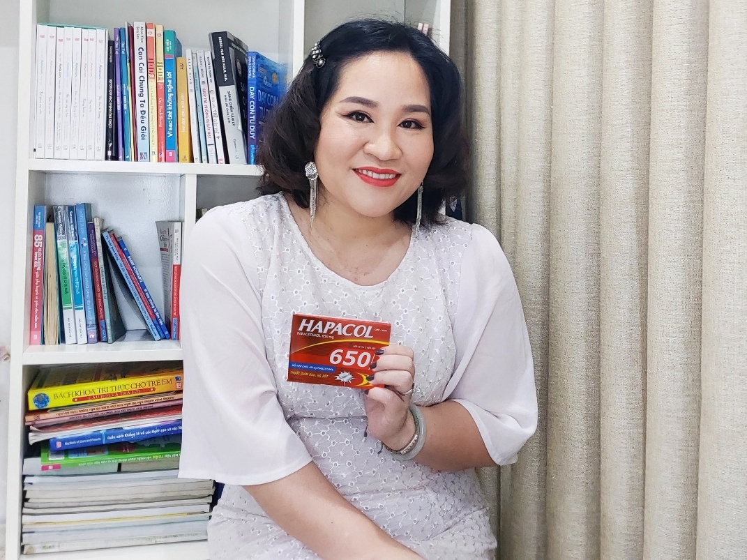 TS Nhi A, tac gia Uyen Bui chia se kinh nghiem tiem vaccine Covid-19 hinh anh