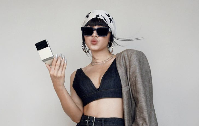 Binz, Chau Bui chia se ve ngay dau trai nghiem Galaxy Z Fold3, Z Flip3 hinh anh