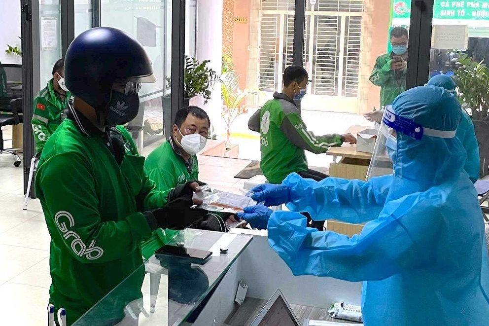 Phi giam, luong shipper on dinh sau dieu chinh bien phap gian cach hinh anh