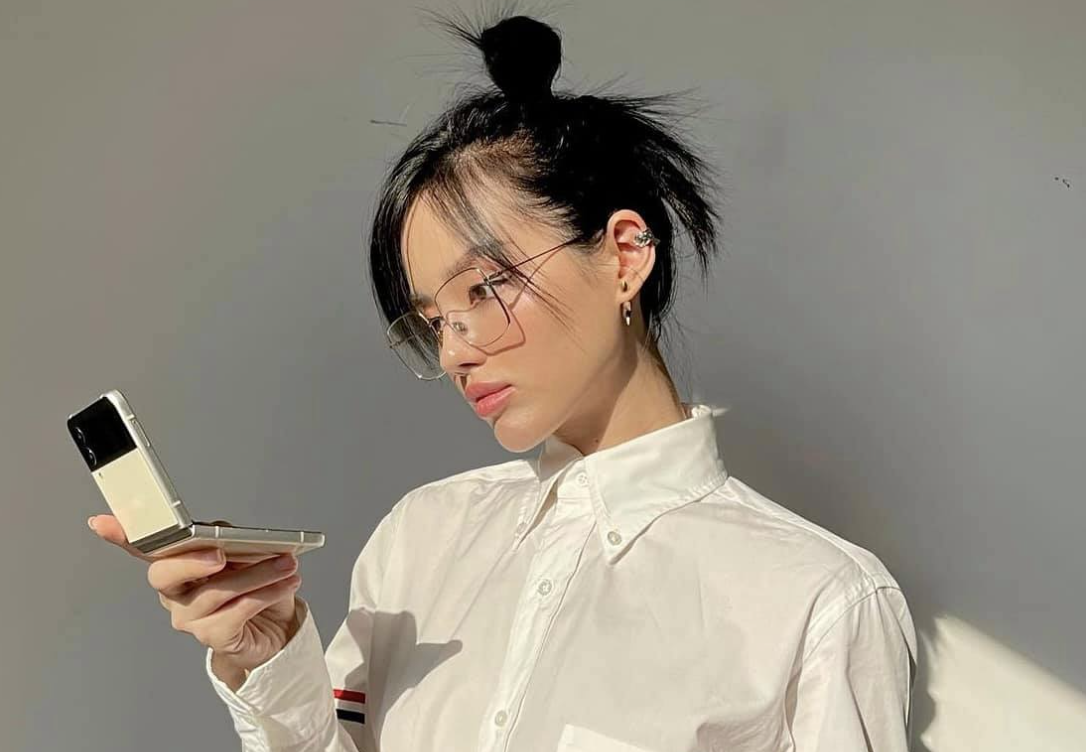 Chau Bui, Khanh Linh phoi do tai nha voi Galaxy Z series hinh anh