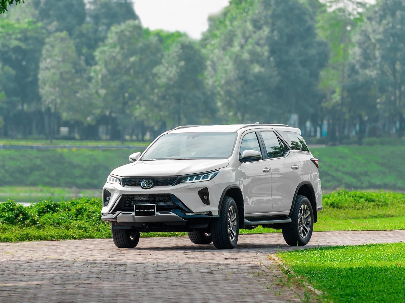 Su khac biet cua Toyota Fortuner Legender hinh anh