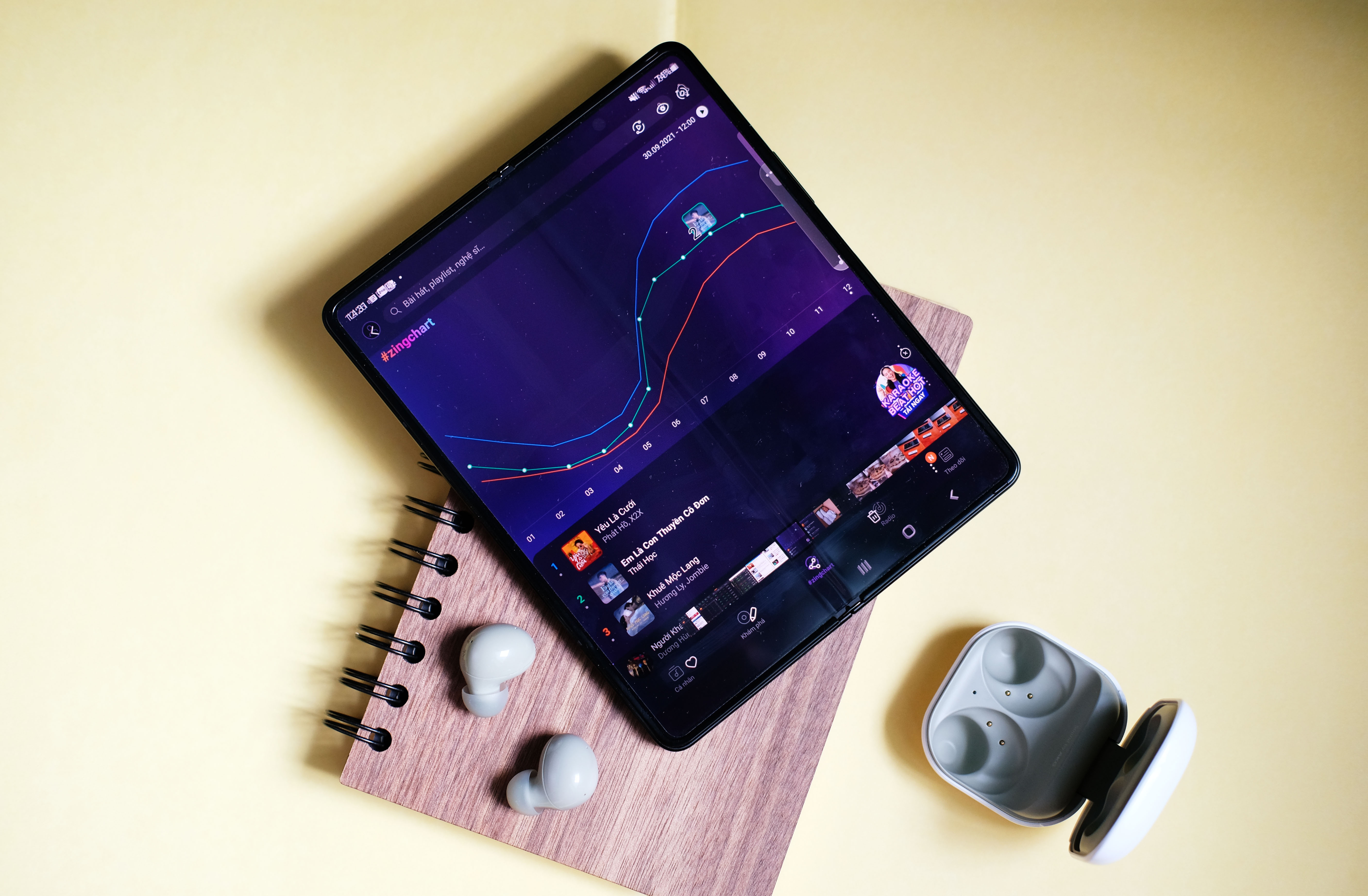 Galaxy Z Fold3 hien thi toi uu loat app Zalo, Bao Moi hinh anh