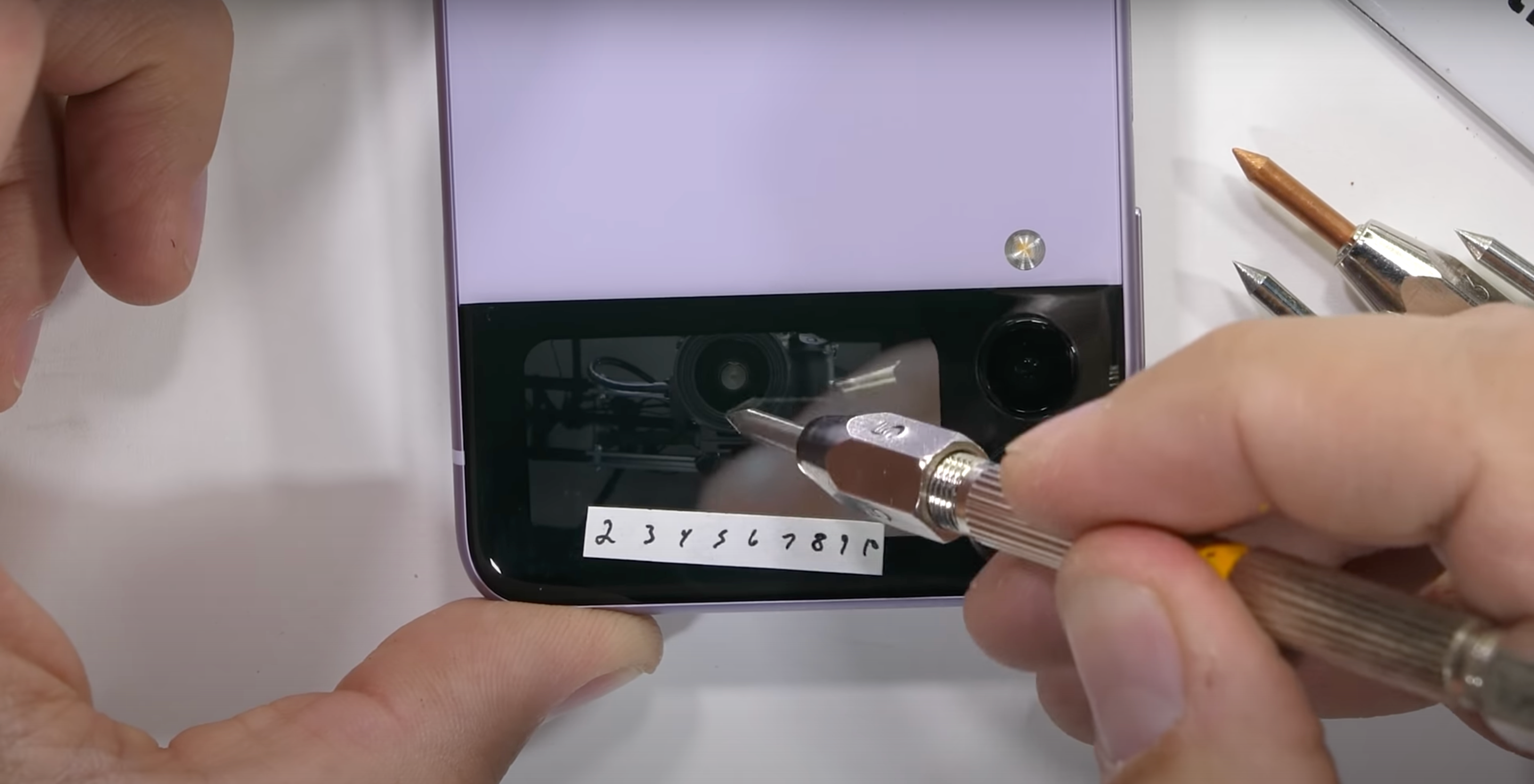 Z Flip3 co ben khong anh 1