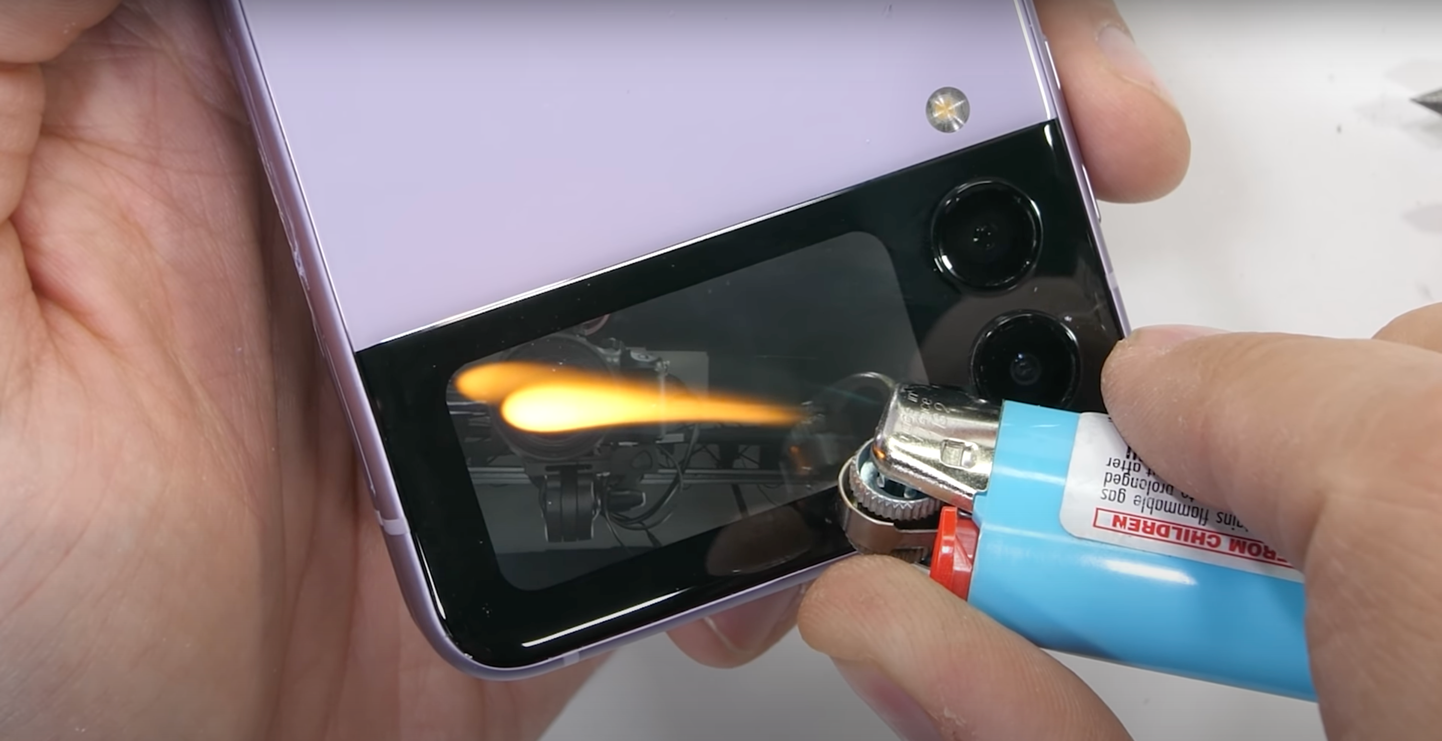 Z Flip3 co ben khong anh 2