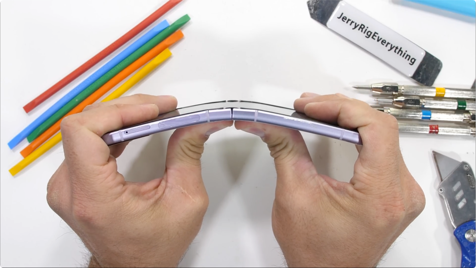 Galaxy Z Flip3 ‘song tot’ truoc bai kiem tra ve suc chiu dung hinh anh