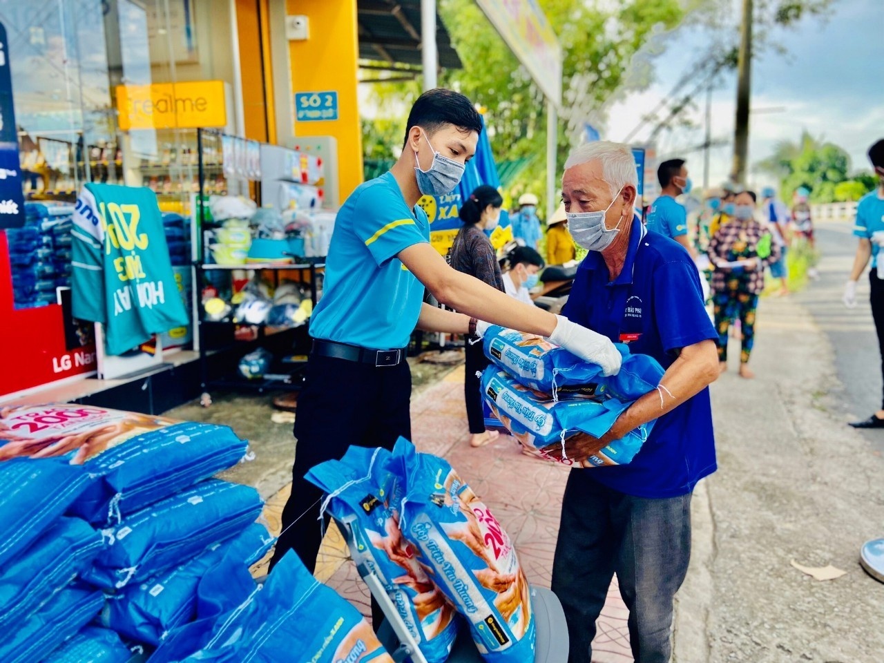 TGDD va Dien may Xanh trao tang 2.000 tan gao cho nguoi kho khan hinh anh