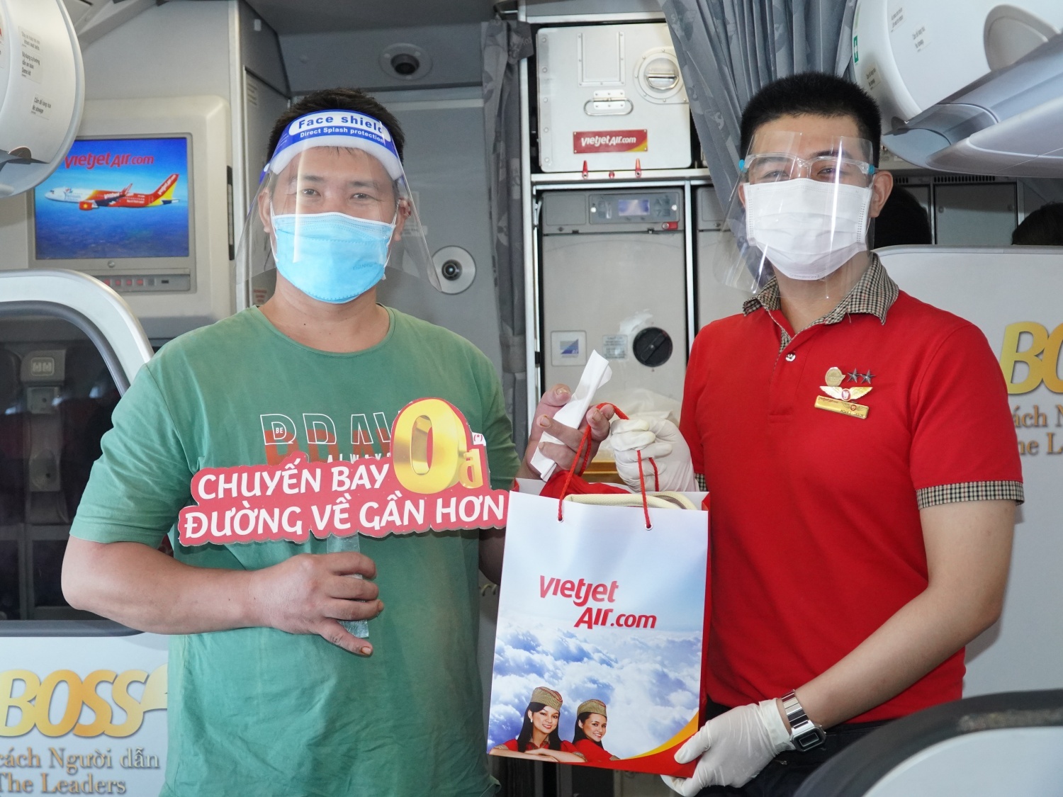 Chuyen bay 'xanh' dua nguoi dan tro ve que huong cua Vietjet hinh anh
