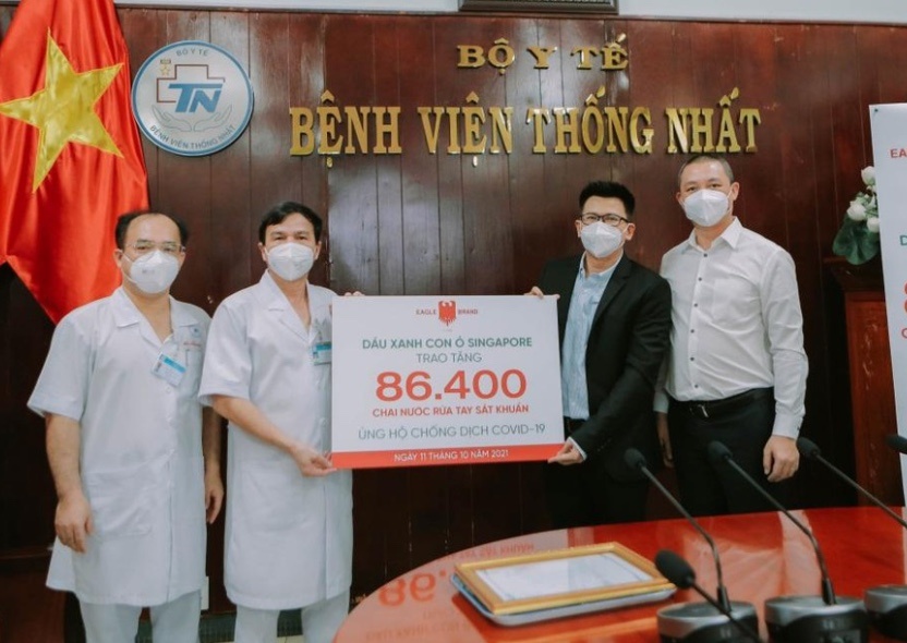 Doanh nghiep dau gio Singapore ung ho nuoc rua tay cho BV Thong Nhat hinh anh