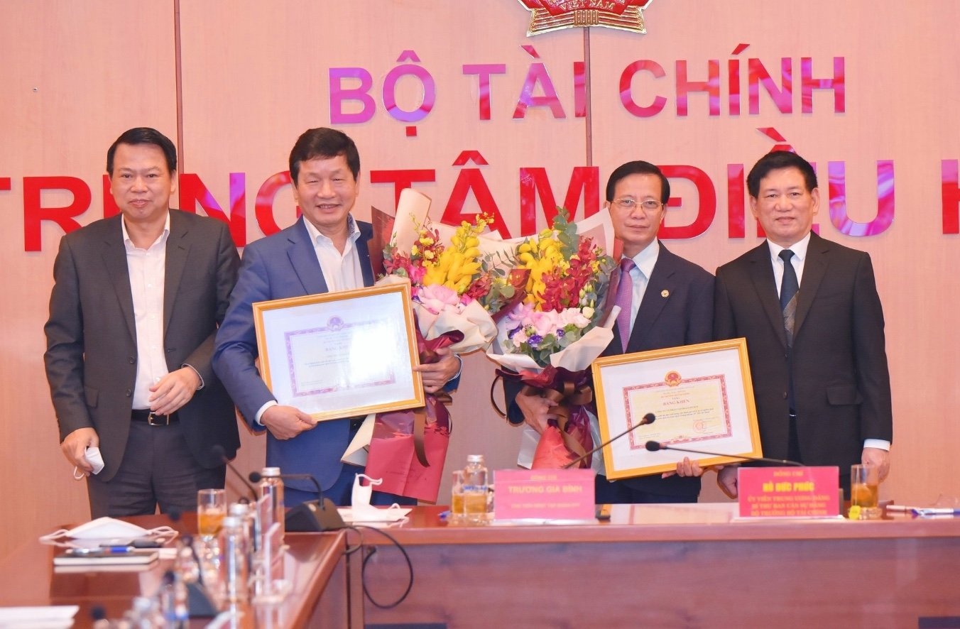 Tap doan Sovico va Cong ty CP FPT nhan bang khen cua Bo Tai chinh hinh anh