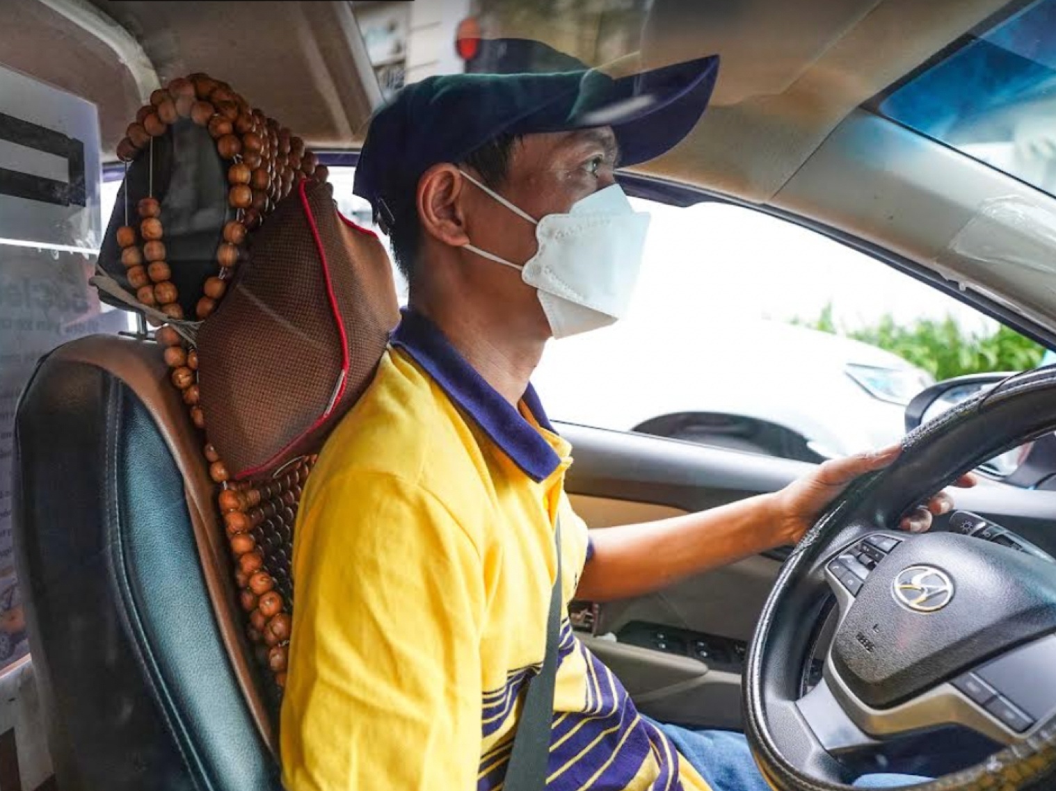 Phia sau vo lang tai xe Be ngay thanh pho mo cua hinh anh