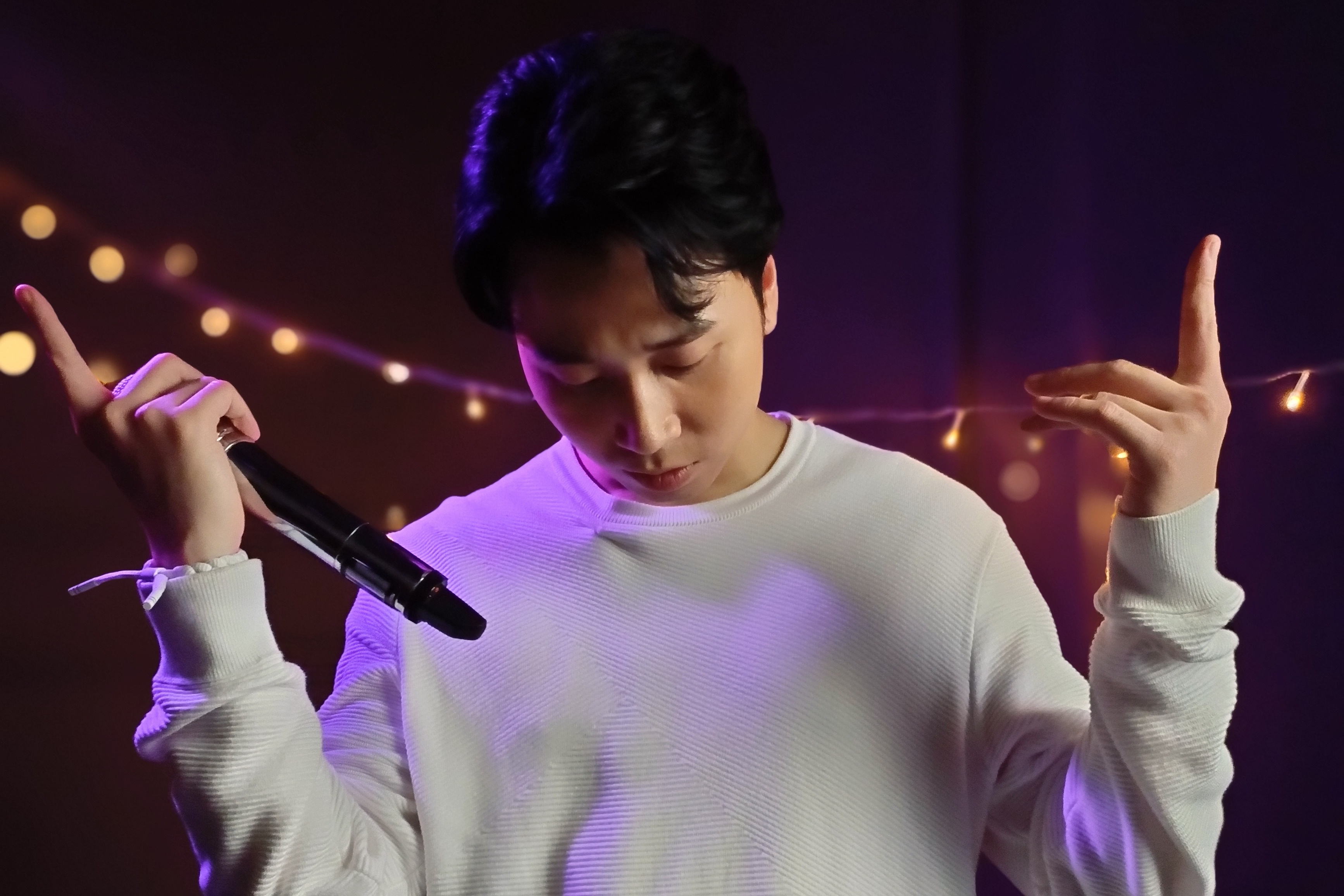 Karik: ‘Nhin doi bang 2 con mat nhung chi cho thay nua guong mat’ hinh anh