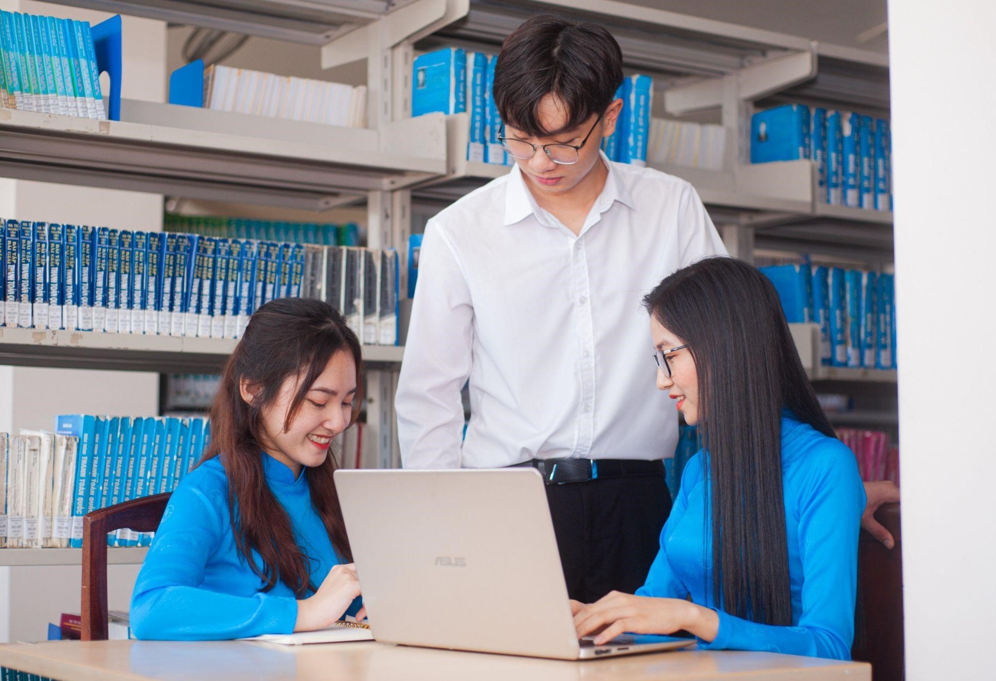 Uu diem cua hoc van bang hai Ngon ngu Anh tai BUH hinh anh