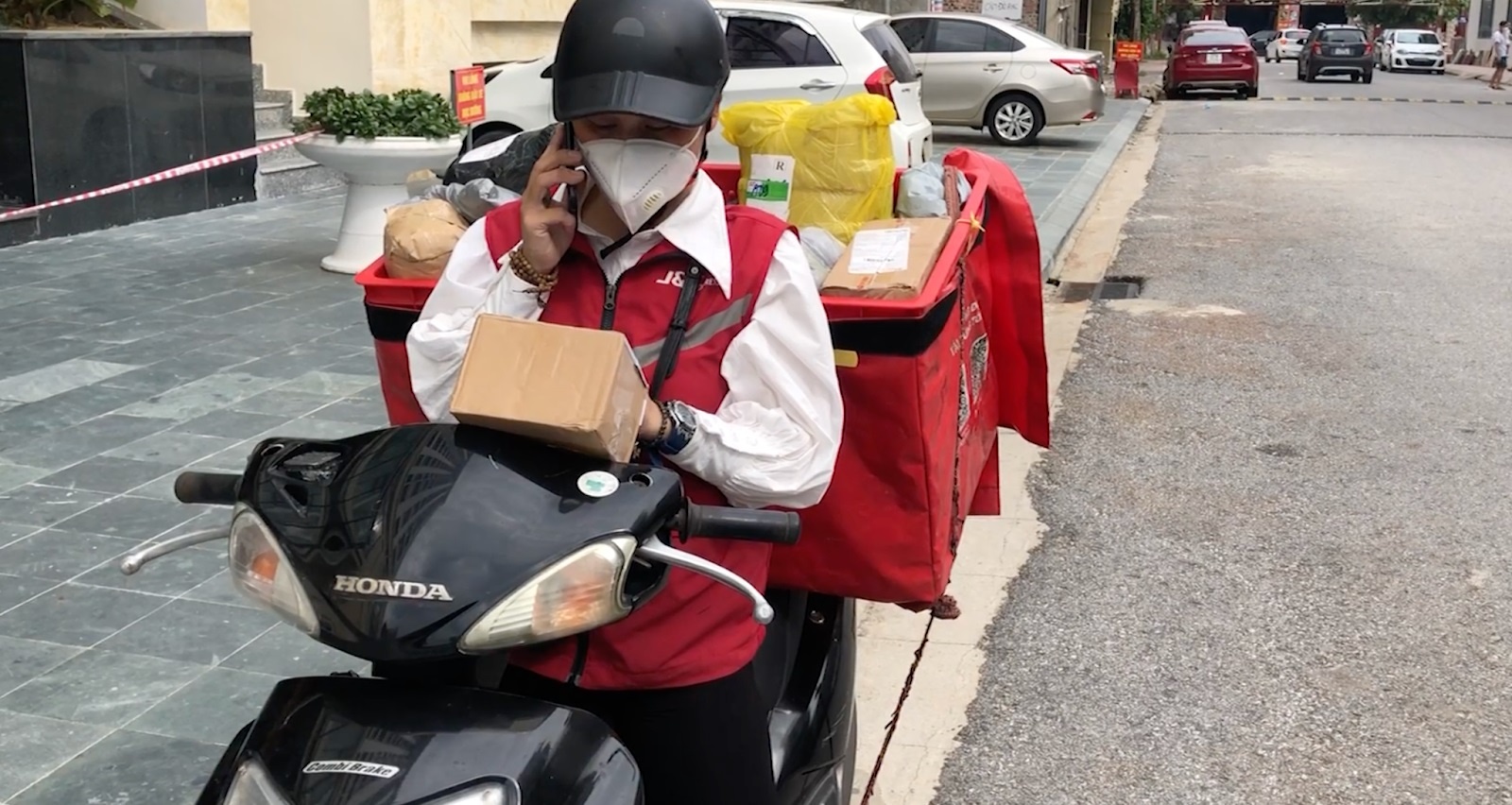 Nhung vat va cua nu shipper hinh anh