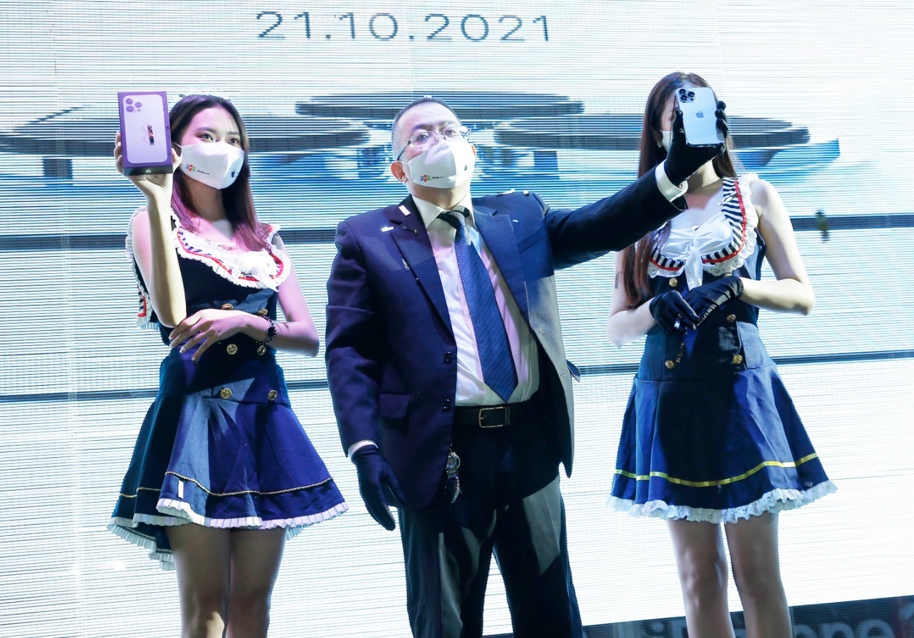 FPT Shop va F.Studio giao 1.000 iPhone 13 series trong dem mo ban hinh anh