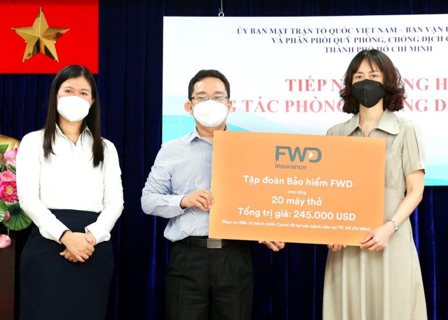 FWD gop hon 1 trieu USD chung tay phong chong dich hinh anh