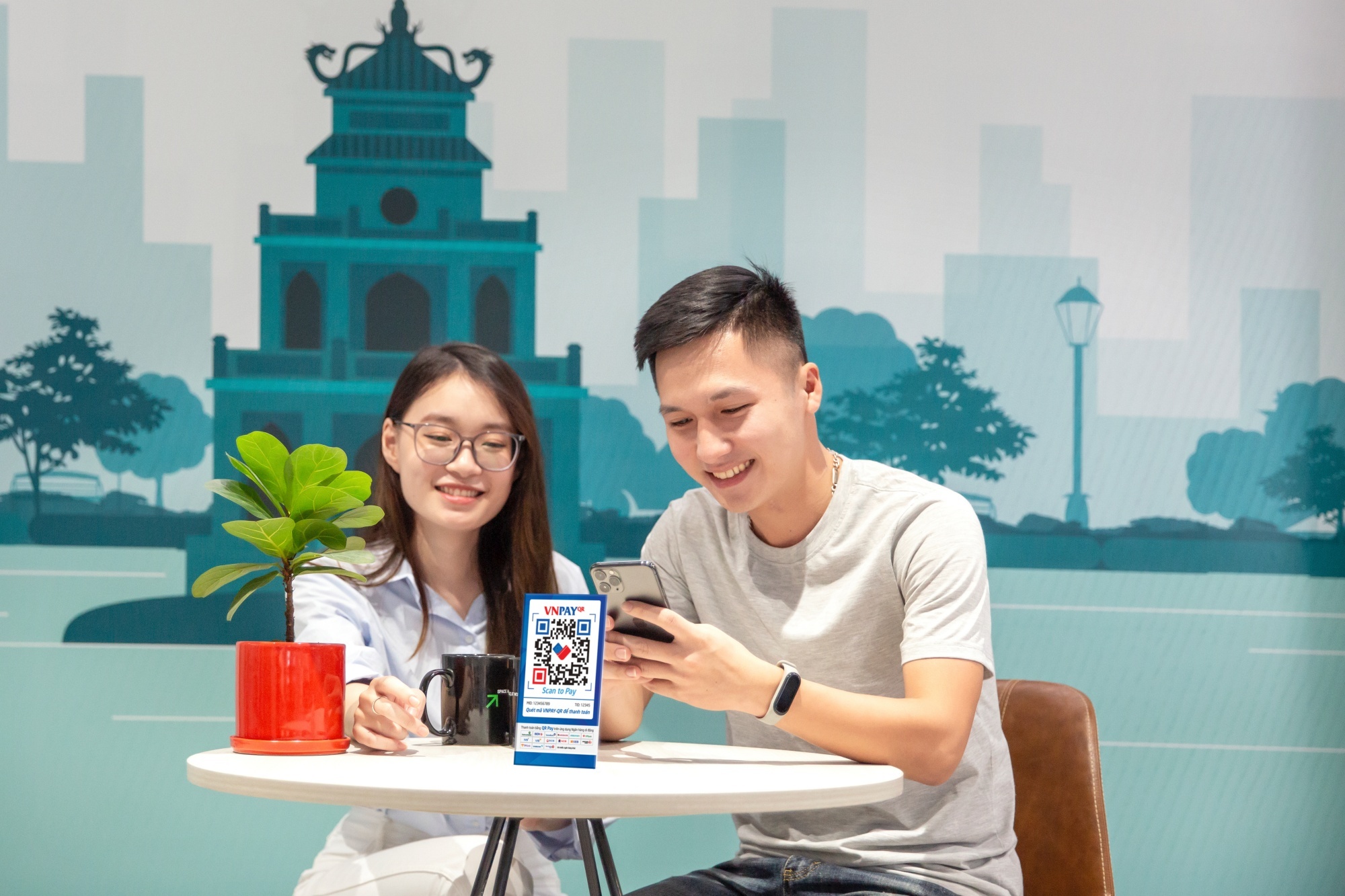 Nhieu cua hang an uong tich hop thanh toan QR de giam tiep xuc hinh anh